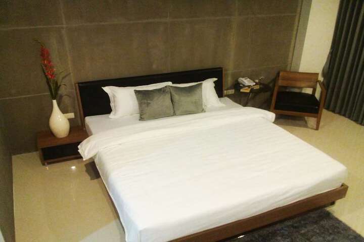 Room 10 of 65