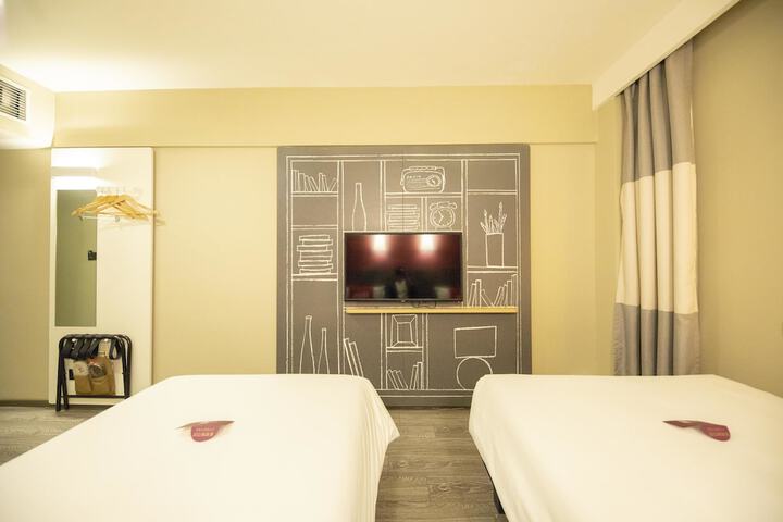Room 13 of 38