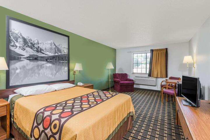 1 Queen Bed (5 of 9)