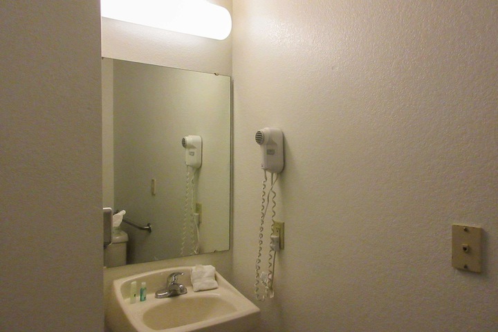 1 Queen Bed (4 of 11)
