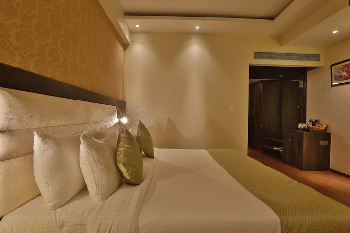 Room 5 of 28