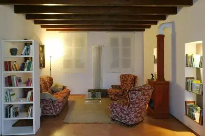 Room 6 of 13