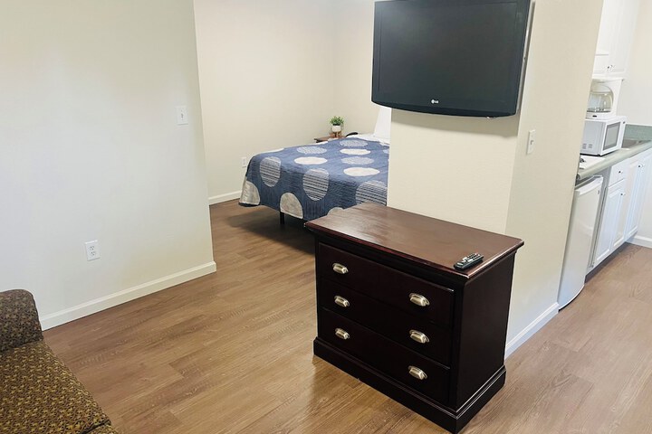 Room 2 of 8