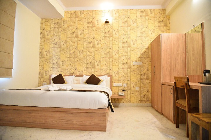 Room 16 of 28
