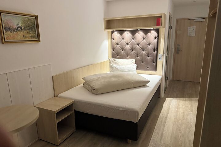 Room 10 of 77