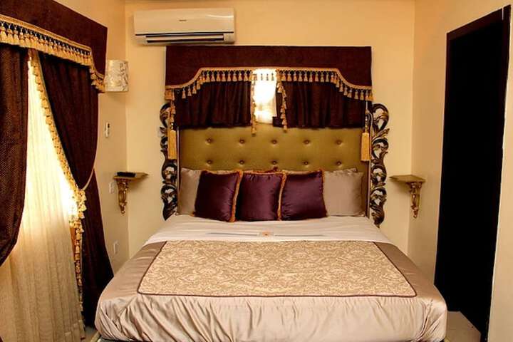 Room 6 of 33