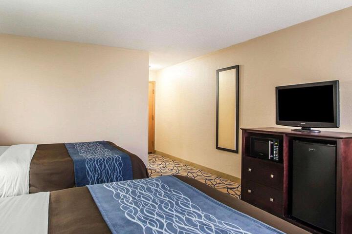 2 Queen Beds (1 of 5)