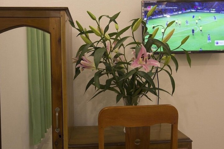 Room 5 of 9