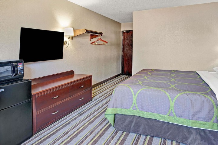 1 Queen Bed Accessible Room (5 of 9)