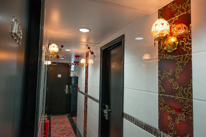 Ballroom/Hall 88 of 100