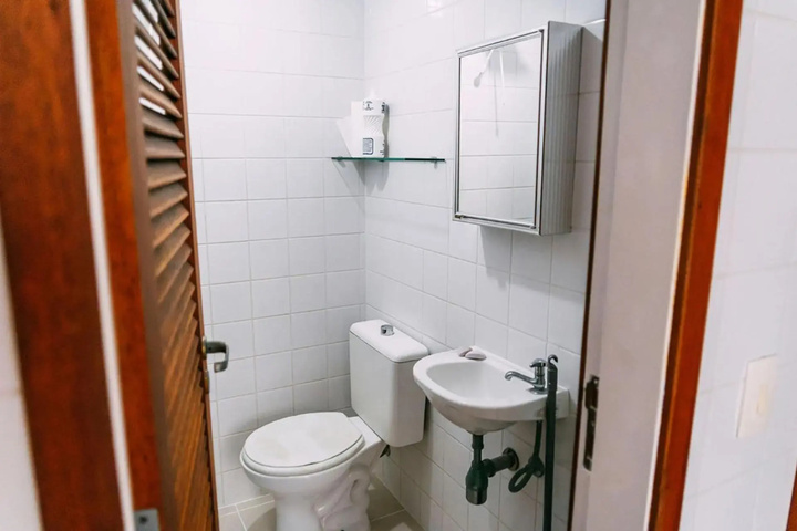 Room 10 of 16