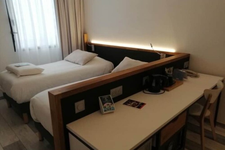 Room 6 of 122