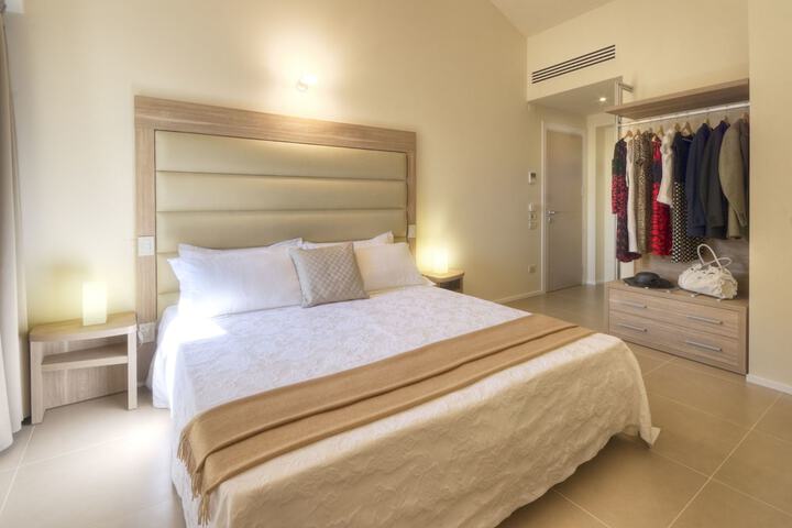 Room 10 of 27