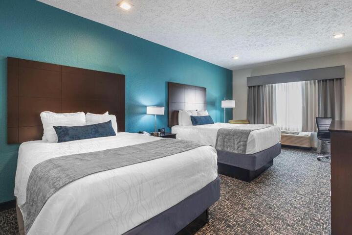 2 Queen Beds Pillow Top Mattress Flat Screen Television Microwave and Refrigerator Full Breakfast (8 of 15)