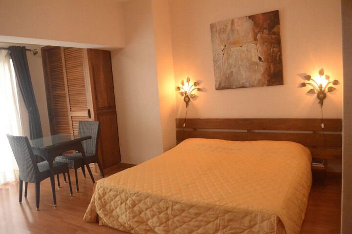 Room 2 of 3