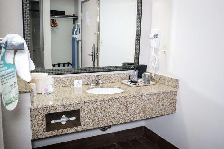 1 King Bed Ground Floor Flat Screen Television High Speed Internet Accessible Microwave (15 of 15)