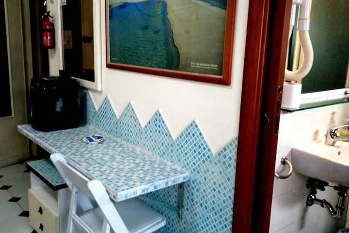 Room 3 of 28
