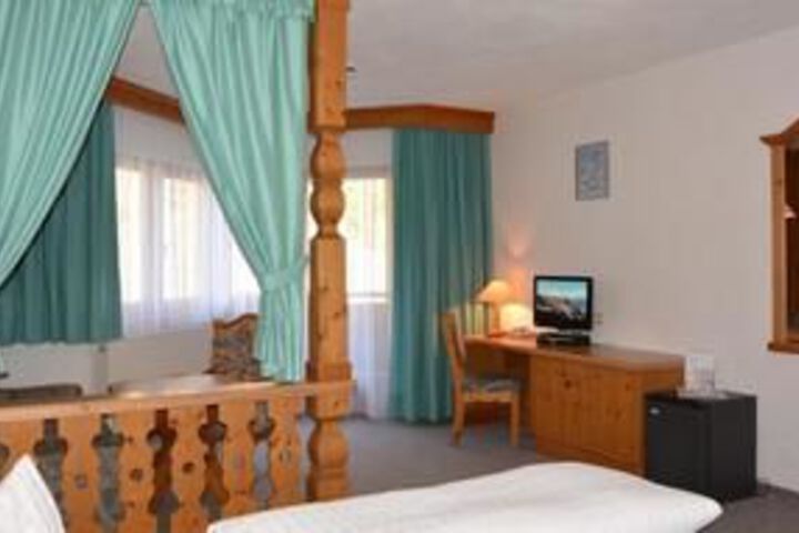 Room 8 of 16