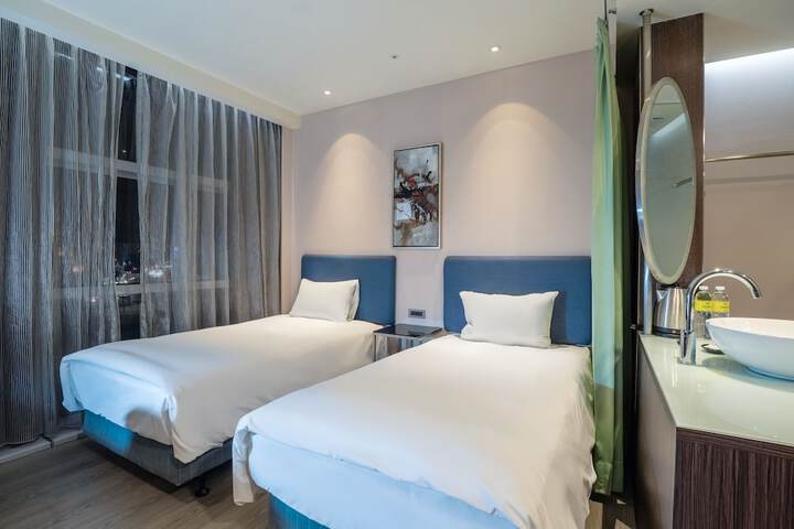 Room 3 of 78