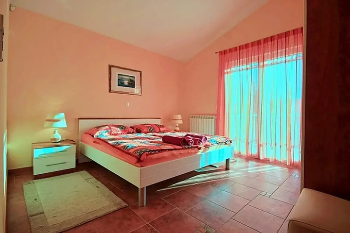 Room 4 of 20
