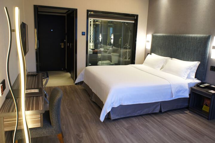 Room 8 of 33