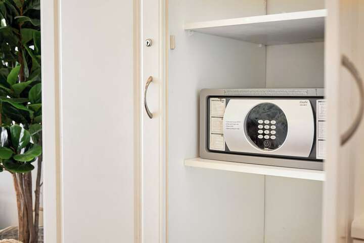 Room 33 of 181