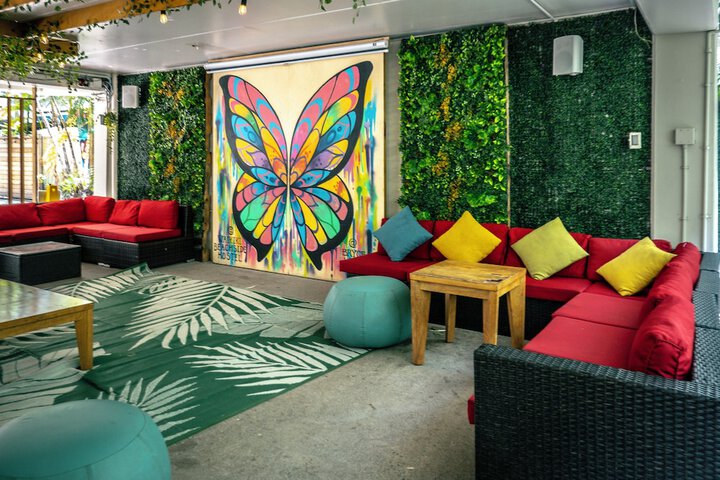 Lounge 74 of 89