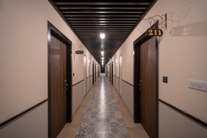 Ballroom/Hall 74 of 76