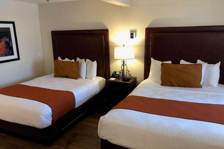 2 Queen Beds Microwave and Refrigerator WiFi Full Breakfast (5 of 9)