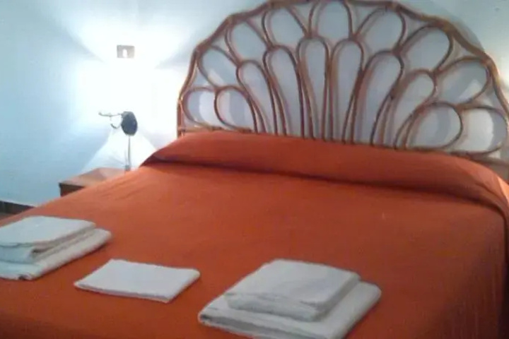 Room 4 of 9