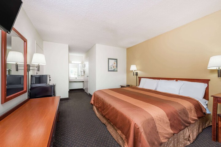 Room 10 of 14