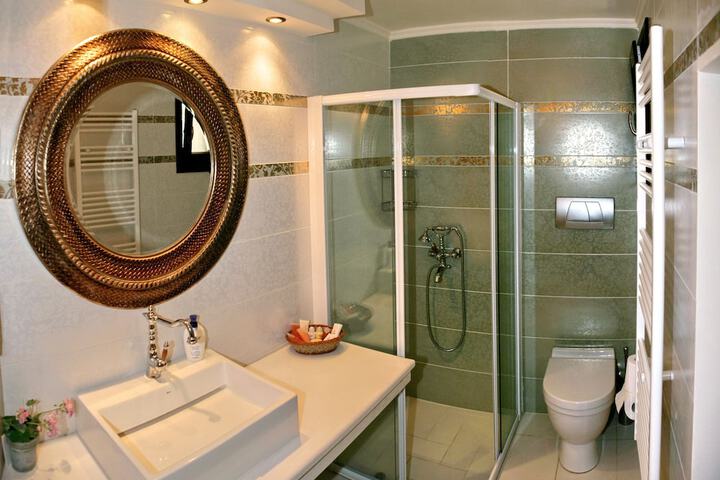Room 10 of 29