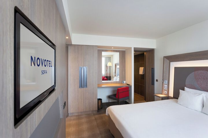 Room 28 of 216