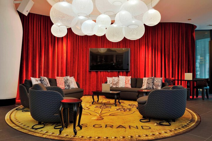 Lounge 74 of 88