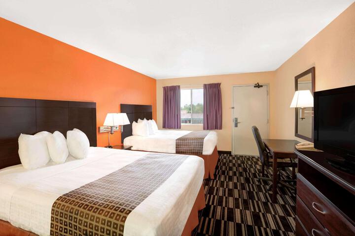 Double Accessible Queen Size Bed (7 of 11)