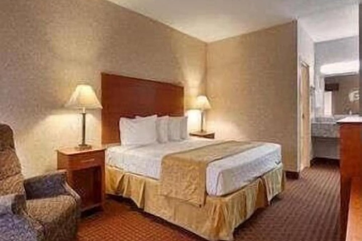 1 Queen Bed (8 of 9)