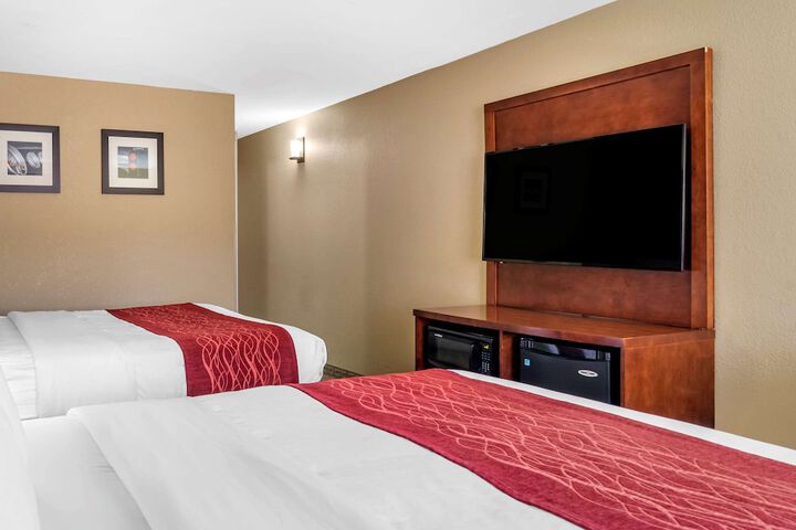 2 Queen Beds (12 of 14)