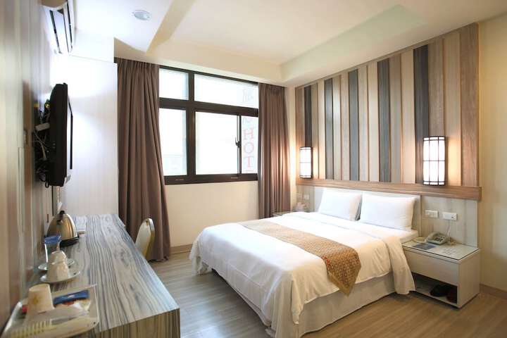 Room 11 of 28