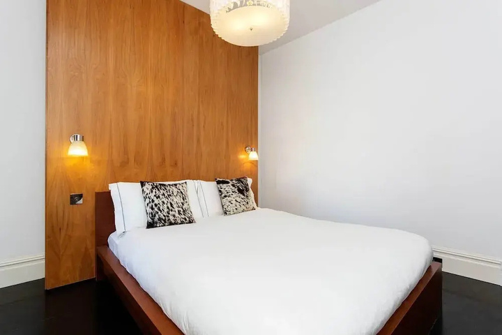 Room 4 of 16