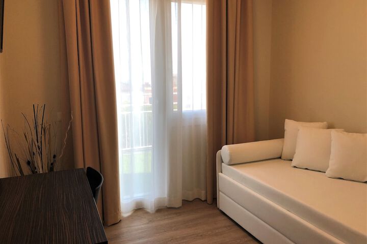 Room 4 of 33