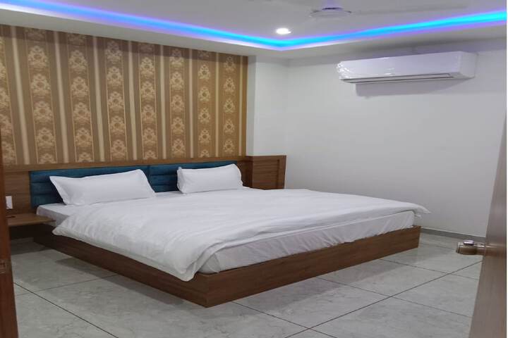 Room 5 of 17