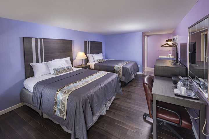 2 Queen Beds (1 of 21)