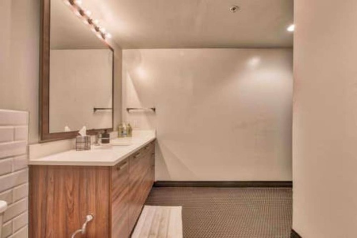 Room 32 of 38