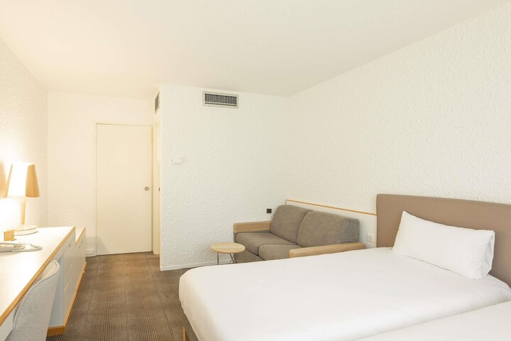 Room 4 of 103