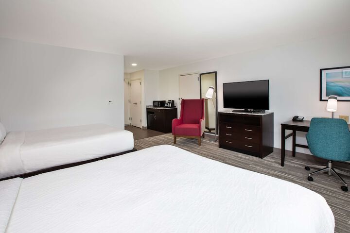 2 Queen Beds with Lounge Chair (2 of 16)