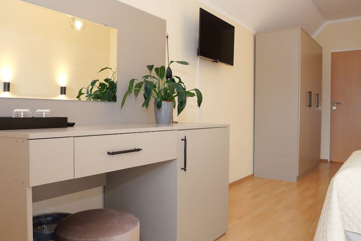Room 8 of 28
