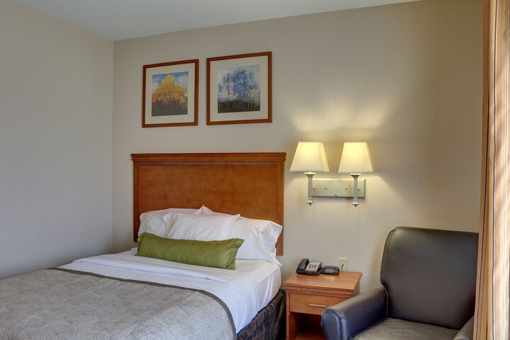 1 Queen Bed Studio Suite (19 of 19)