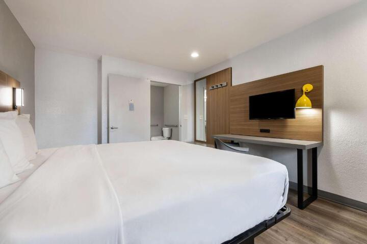 1 King Bed (8 of 11)
