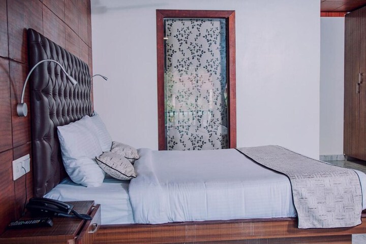Room 6 of 63