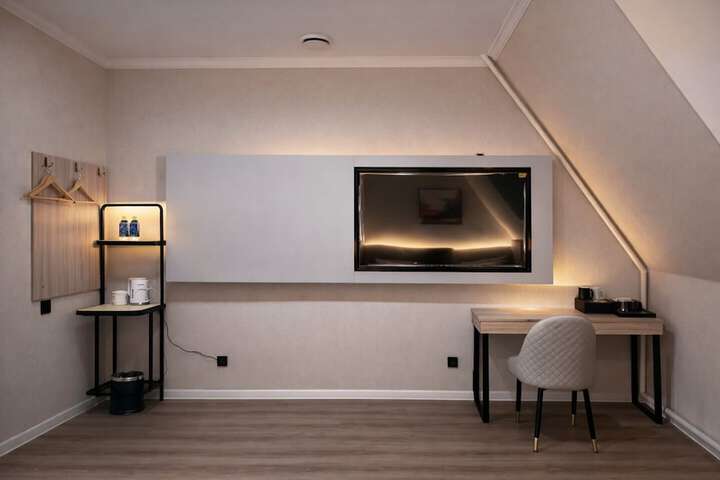 Room 15 of 33
